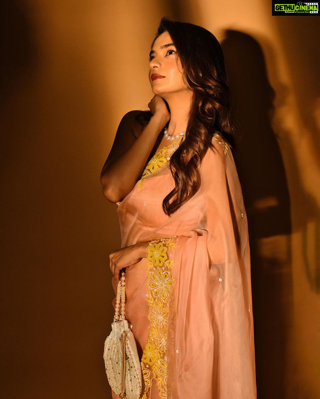 Anushka Sen Instagram - Palat moment 😛💕 . Makeup by me 📸 @miteshsphotography Jewellery @anaqajewels Outfit @madzinlabel Styled by @shreejarajgopal