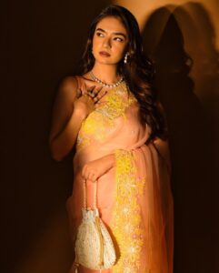 Anushka Sen Instagram - Palat moment 😛💕 . Makeup by me 📸 @miteshsphotography Jewellery @anaqajewels Outfit @madzinlabel Styled by @shreejarajgopal
