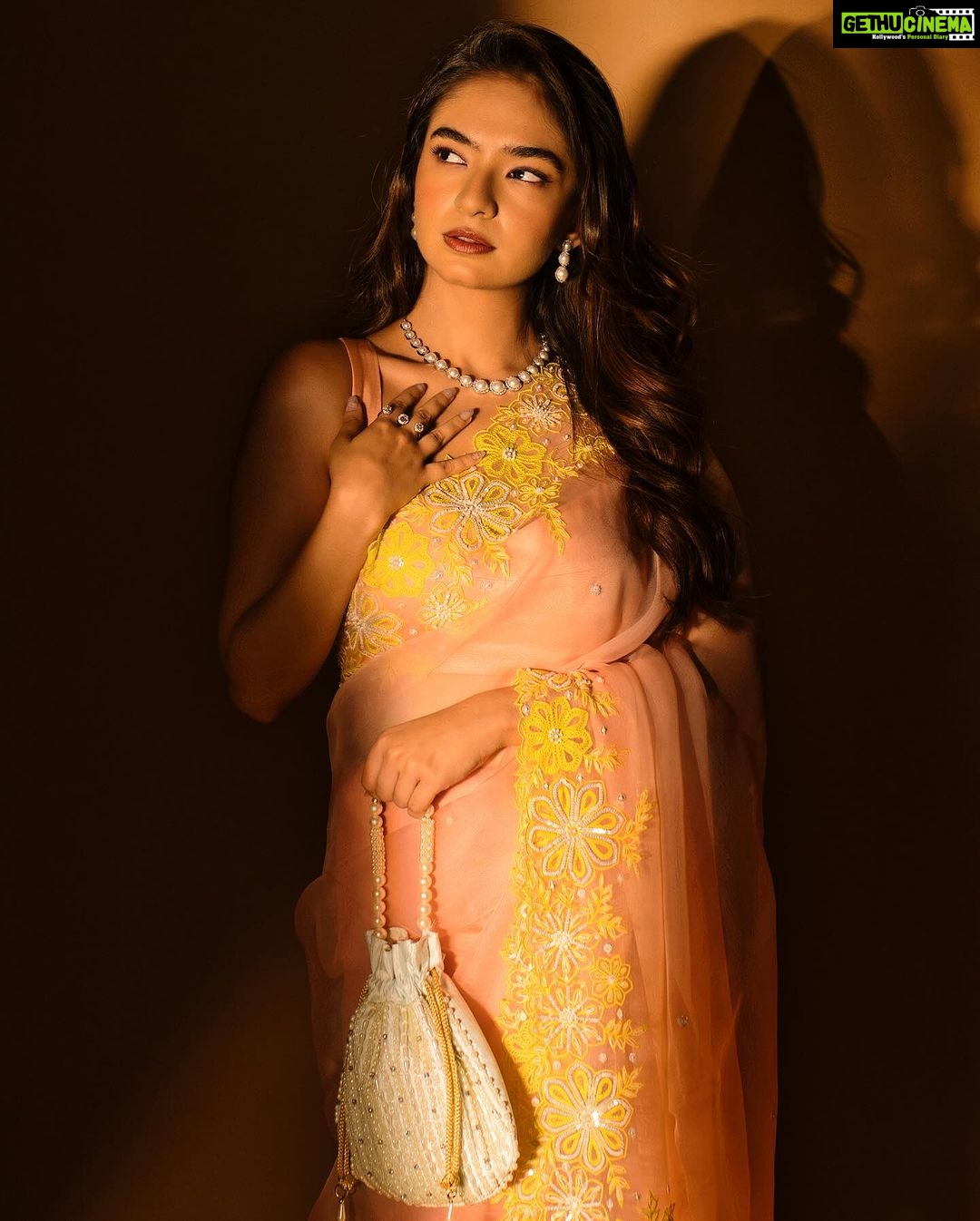 Anushka Sen Instagram - Palat moment 😛💕 . Makeup by me 📸 @miteshsphotography Jewellery @anaqajewels Outfit @madzinlabel Styled by @shreejarajgopal