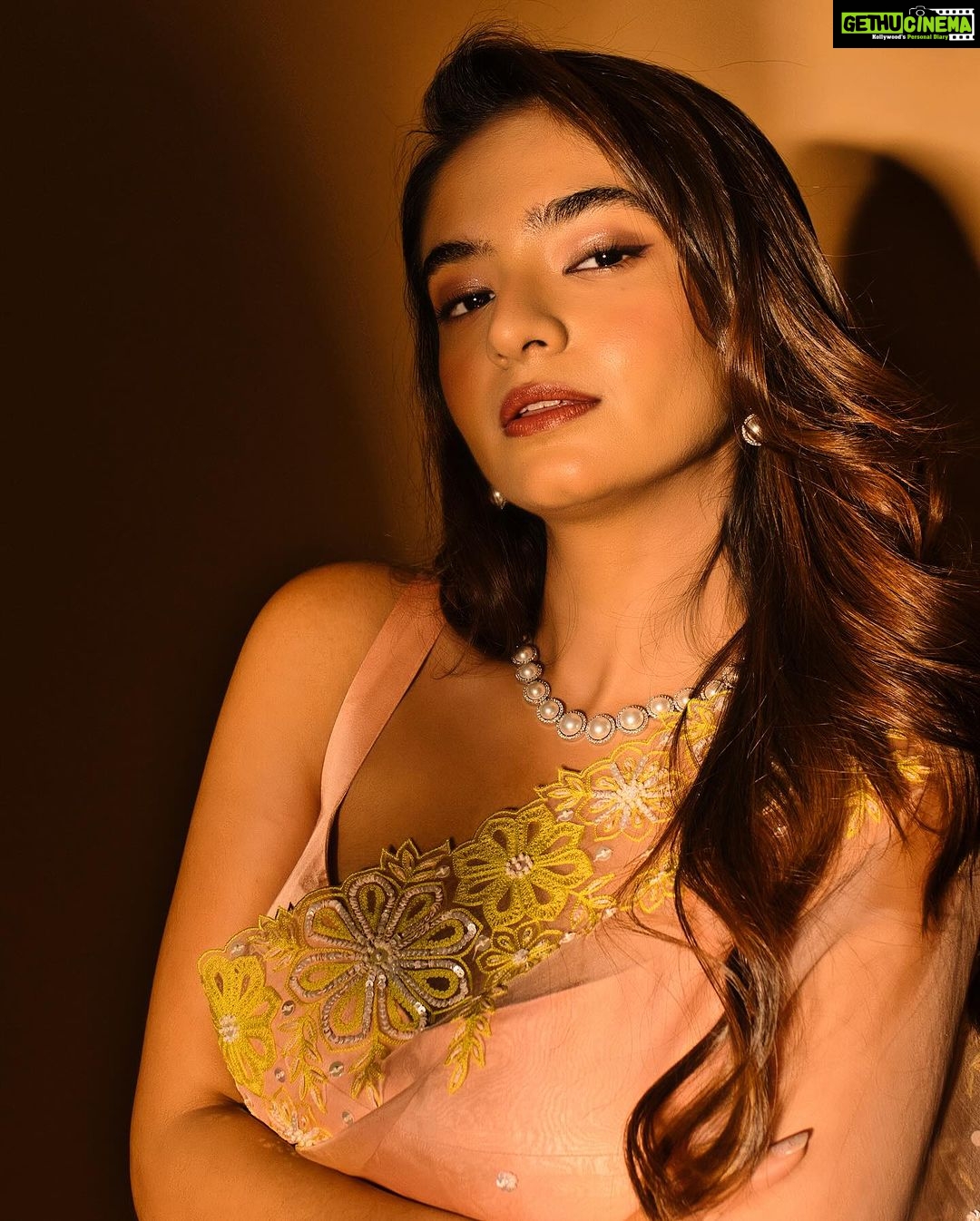 Anushka Sen Instagram - 🪄🤗✨ . Makeup by Me! 📸 @miteshsphotography Jewellery @anaqajewels Styled by @shreejarajgopal Wearing @madzinlabel