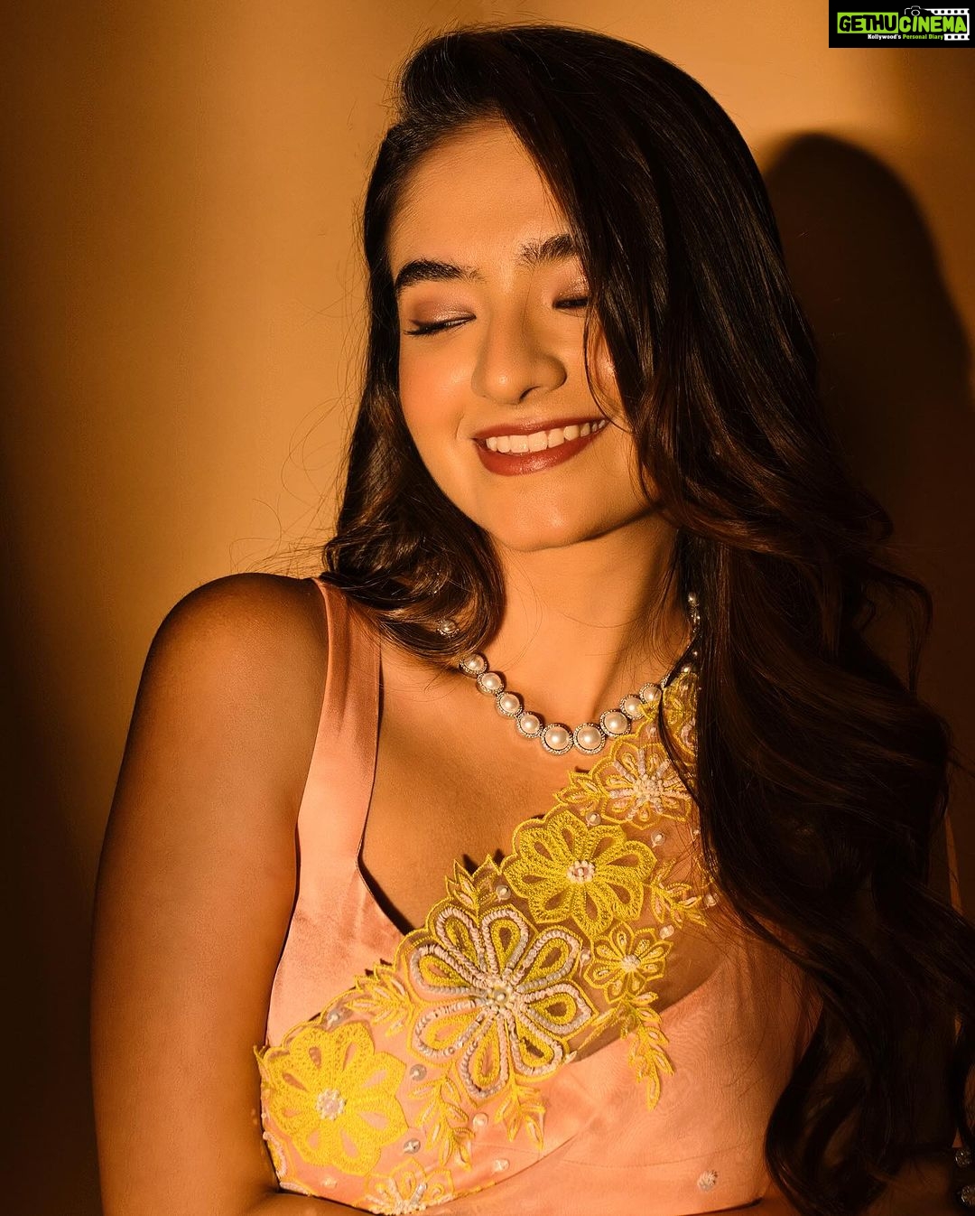 Anushka Sen Instagram - 🪄🤗✨ . Makeup by Me! 📸 @miteshsphotography Jewellery @anaqajewels Styled by @shreejarajgopal Wearing @madzinlabel