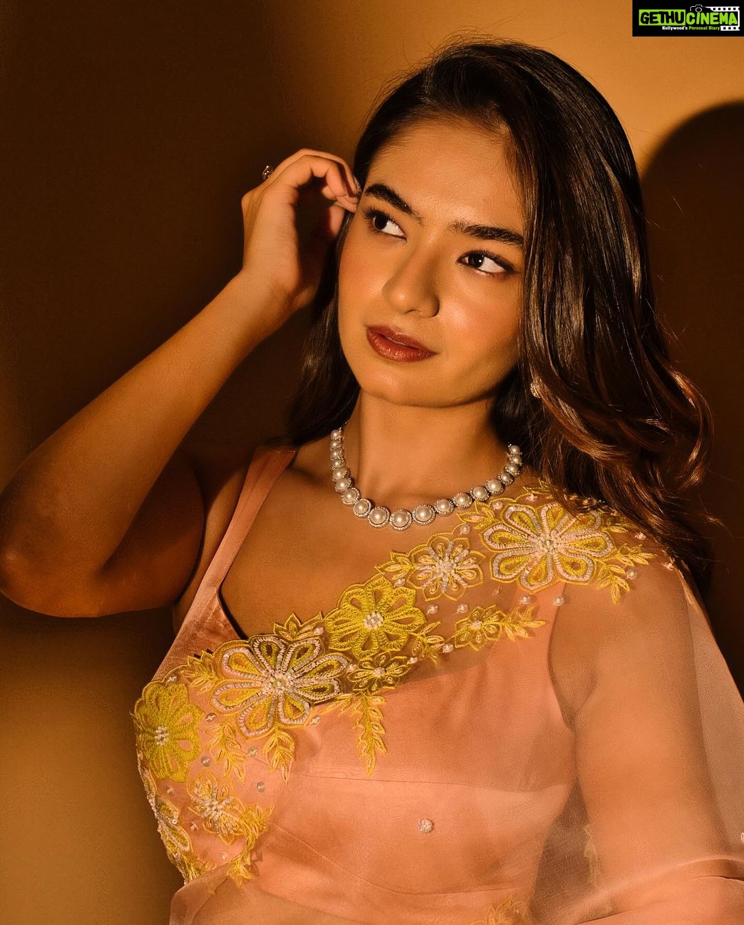 Anushka Sen Instagram - 🪄🤗✨ . Makeup by Me! 📸 @miteshsphotography Jewellery @anaqajewels Styled by @shreejarajgopal Wearing @madzinlabel