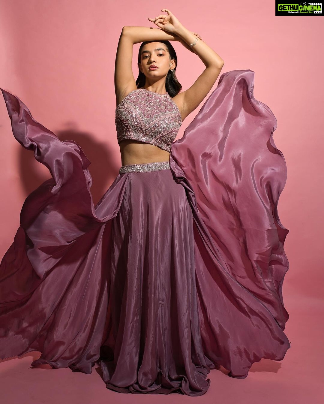 Anushka Sen Instagram - dancing in the moonlight 🌙 . Outfit @panihari_mumbai Jewellery @miranabymegha Styled by @stylingbyvictor @sohail__mughal___ Assisted by @styleby_antara @janvijain123 Makeup @makeupbysalonij Hair @hairbyradhika 📸 @miteshsphotography