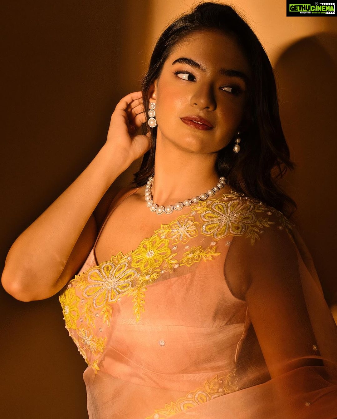 Anushka Sen Instagram - 🪄🤗✨ . Makeup by Me! 📸 @miteshsphotography Jewellery @anaqajewels Styled by @shreejarajgopal Wearing @madzinlabel