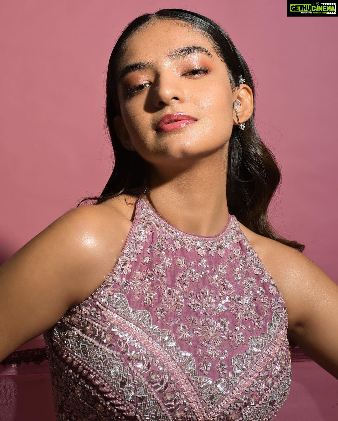 Anushka Sen Instagram - all the feels✨ . Outfit @panihari_mumbai Jewellery @miranabymegha Styled by @stylingbyvictor @sohail__mughal___ Assisted by @styleby_antara @janvijain123 Makeup @makeupbysalonij Hair @hairbyradhika 📸 @miteshsphotography