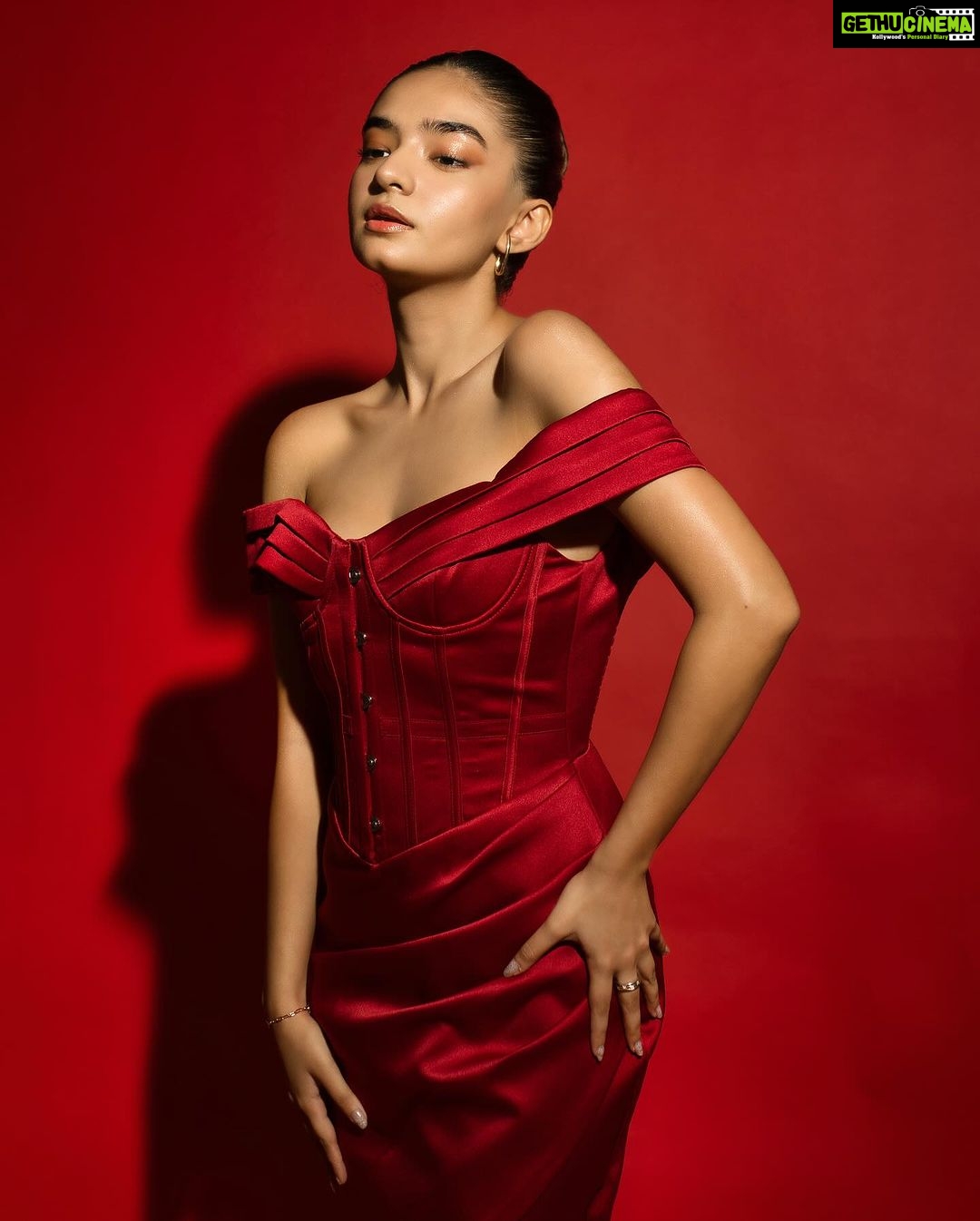 Anushka Sen Instagram - Paint the town red ❤️🔥 . Makeup @makeupbysalonij Hair @pinkyroy9467 Wearing @lavishalice 📸 @miteshsphotography