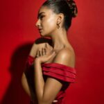 Anushka Sen Instagram - Paint the town red ❤️‍🔥 . Makeup @makeupbysalonij Hair @pinkyroy9467 Wearing @lavishalice 📸 @miteshsphotography