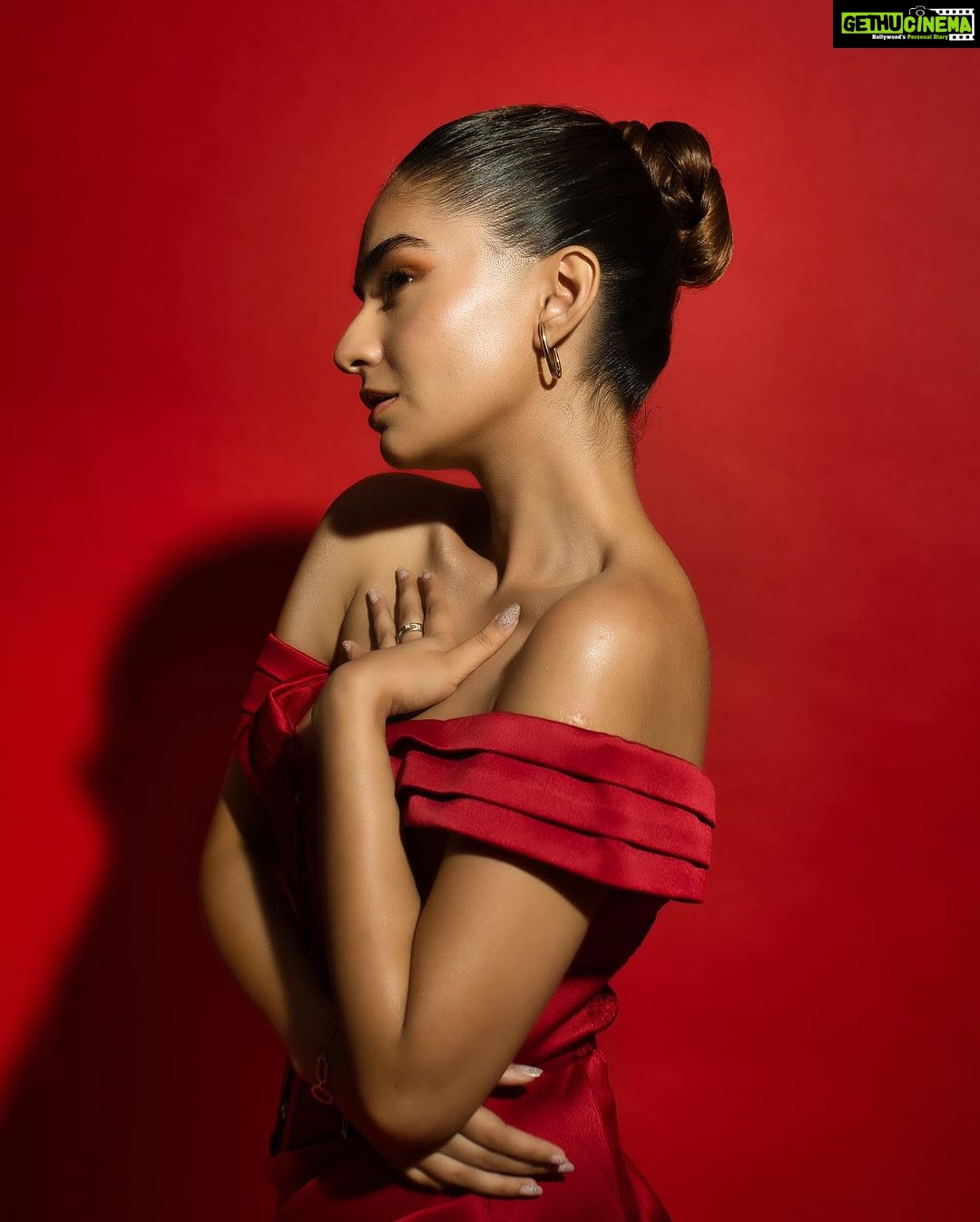 Anushka Sen Instagram - Paint the town red ❤️🔥 . Makeup @makeupbysalonij Hair @pinkyroy9467 Wearing @lavishalice 📸 @miteshsphotography