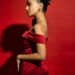 Anushka Sen Instagram - Paint the town red ❤️‍🔥 . Makeup @makeupbysalonij Hair @pinkyroy9467 Wearing @lavishalice 📸 @miteshsphotography