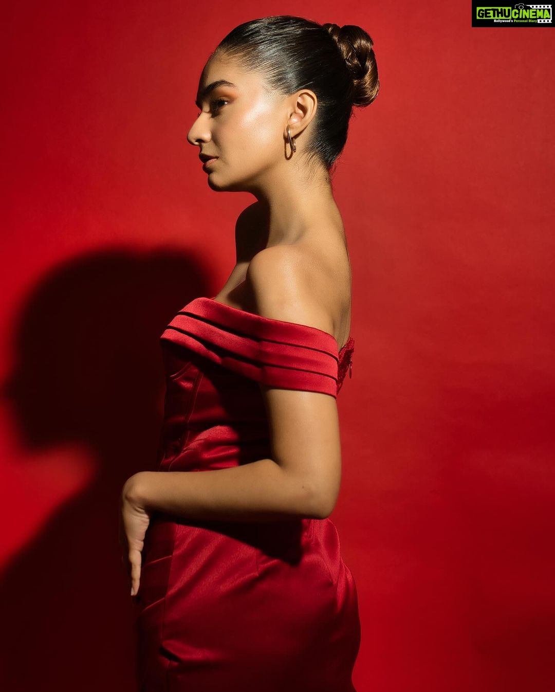 Anushka Sen Instagram - Paint the town red ❤️🔥 . Makeup @makeupbysalonij Hair @pinkyroy9467 Wearing @lavishalice 📸 @miteshsphotography