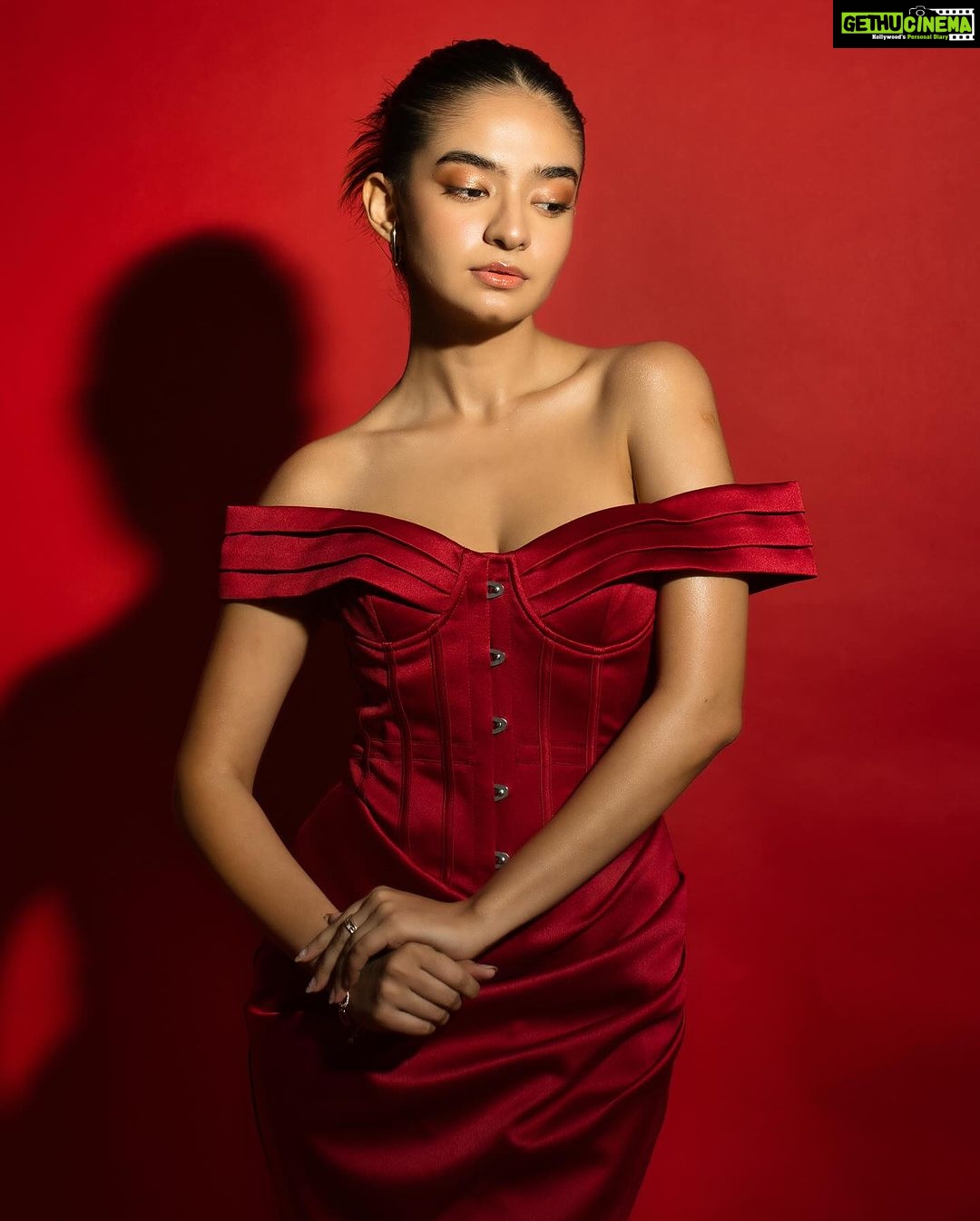 Anushka Sen Instagram - Paint the town red ❤️🔥 . Makeup @makeupbysalonij Hair @pinkyroy9467 Wearing @lavishalice 📸 @miteshsphotography