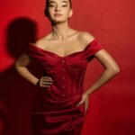 Anushka Sen Instagram - Paint the town red ❤️‍🔥 . Makeup @makeupbysalonij Hair @pinkyroy9467 Wearing @lavishalice 📸 @miteshsphotography