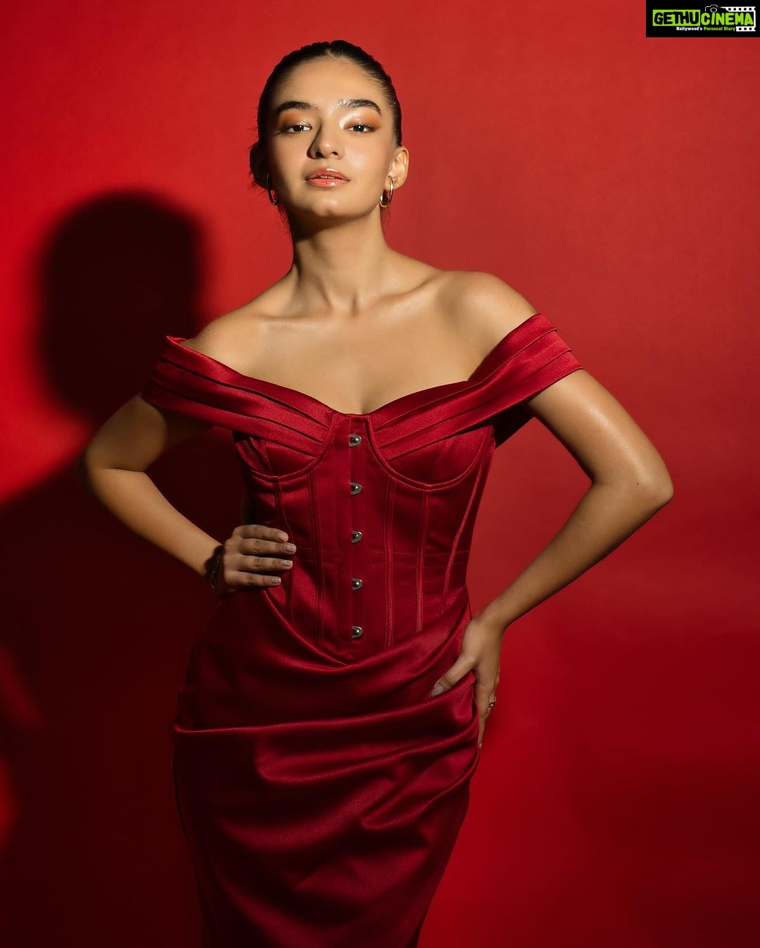 Anushka Sen Instagram - Paint the town red ❤️🔥 . Makeup @makeupbysalonij Hair @pinkyroy9467 Wearing @lavishalice 📸 @miteshsphotography