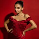 Anushka Sen Instagram - Paint the town red ❤️‍🔥 . Makeup @makeupbysalonij Hair @pinkyroy9467 Wearing @lavishalice 📸 @miteshsphotography