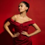 Anushka Sen Instagram - Paint the town red ❤️‍🔥 . Makeup @makeupbysalonij Hair @pinkyroy9467 Wearing @lavishalice 📸 @miteshsphotography