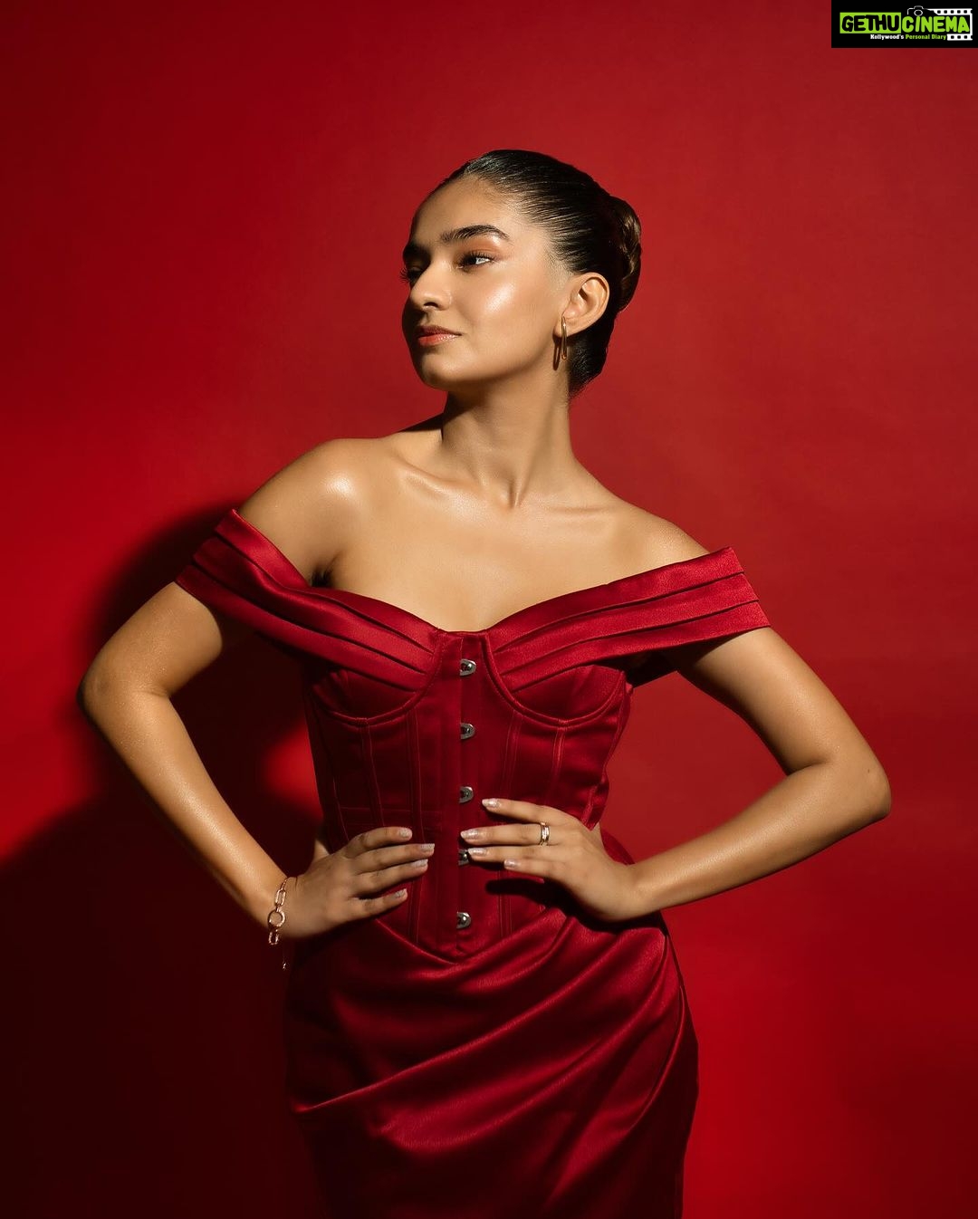 Anushka Sen Instagram - Paint the town red ❤️🔥 . Makeup @makeupbysalonij Hair @pinkyroy9467 Wearing @lavishalice 📸 @miteshsphotography
