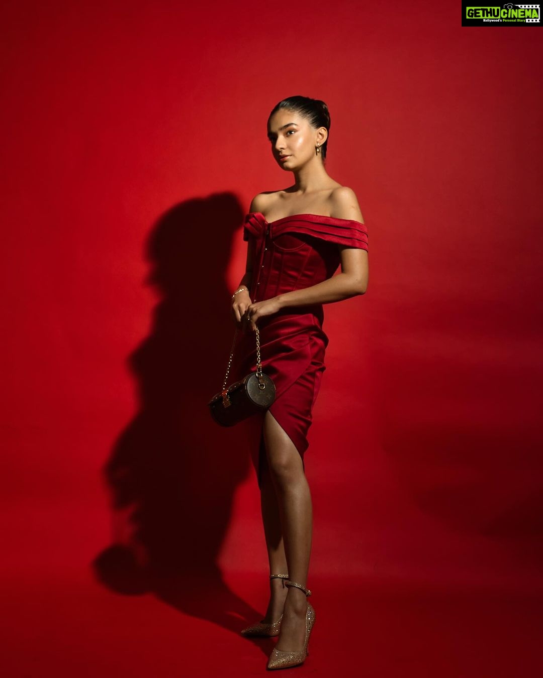 Anushka Sen Instagram - I don’t care, I paint the town red ❤️🔥 . Makeup @makeupbysalonij Hair @pinkyroy9467 Wearing @lavishalice 📸 @miteshsphotography Heels @stevemaddenindia