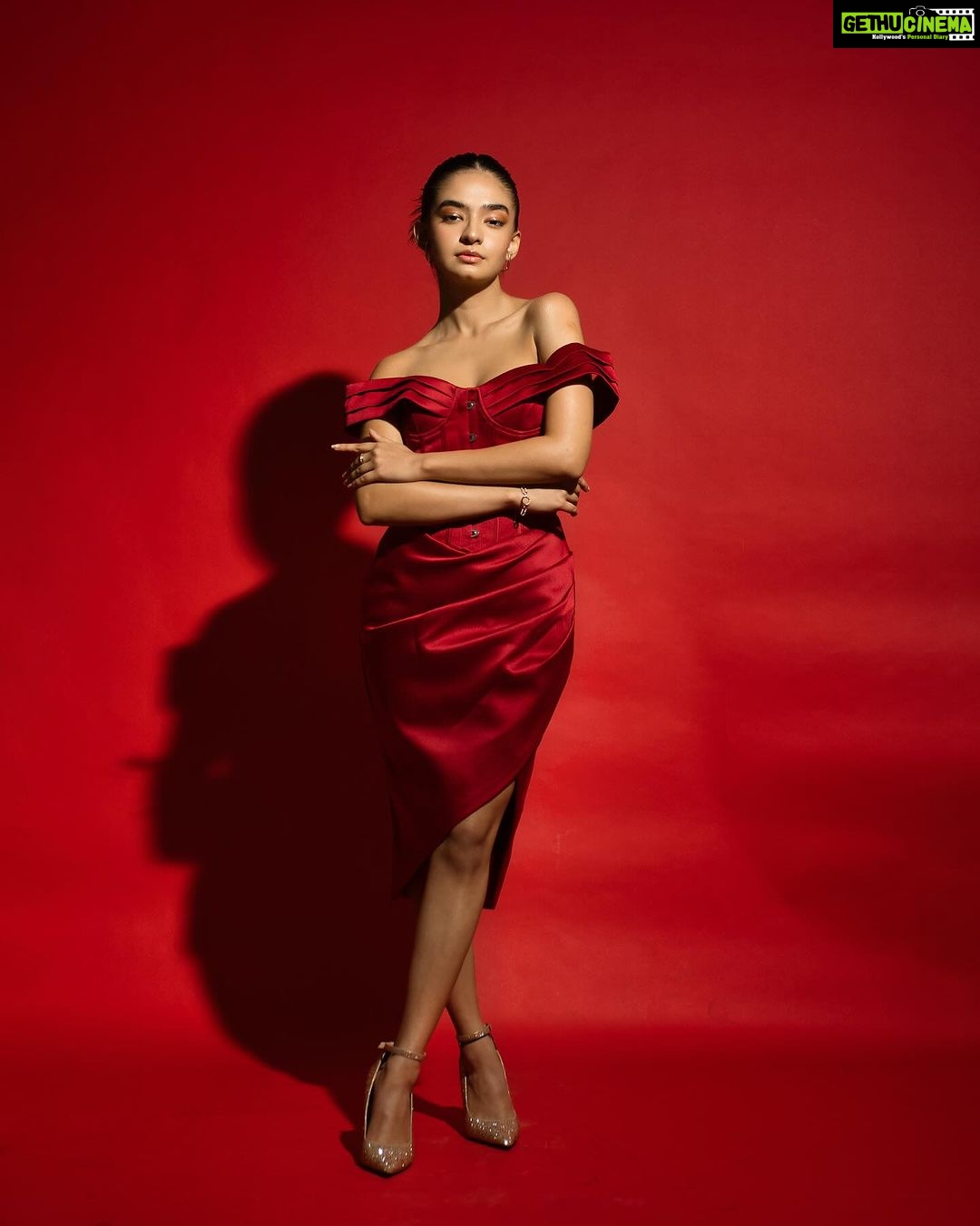 Anushka Sen Instagram - I don’t care, I paint the town red ❤️🔥 . Makeup @makeupbysalonij Hair @pinkyroy9467 Wearing @lavishalice 📸 @miteshsphotography Heels @stevemaddenindia