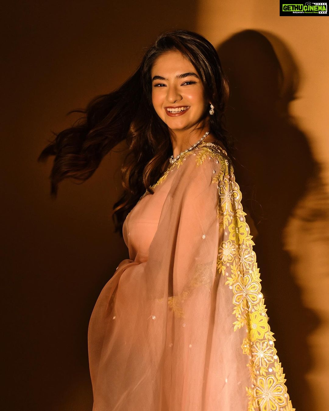 Anushka Sen Instagram - Palat moment 😛💕 . Makeup by me 📸 @miteshsphotography Jewellery @anaqajewels Outfit @madzinlabel Styled by @shreejarajgopal