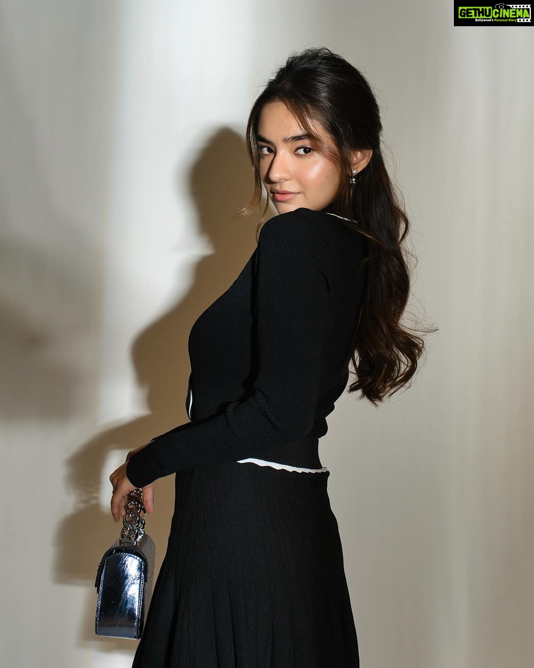Anushka Sen Instagram - πΈπ€β¨π¦ . Makeup @makeupbysalonij Hair @hairbyradhika πΈ @miteshsphotography Styled by me!