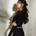 Anushka Sen Instagram - 📸🖤✨🦋 . Makeup @makeupbysalonij Hair @hairbyradhika 📸 @miteshsphotography Styled by me!