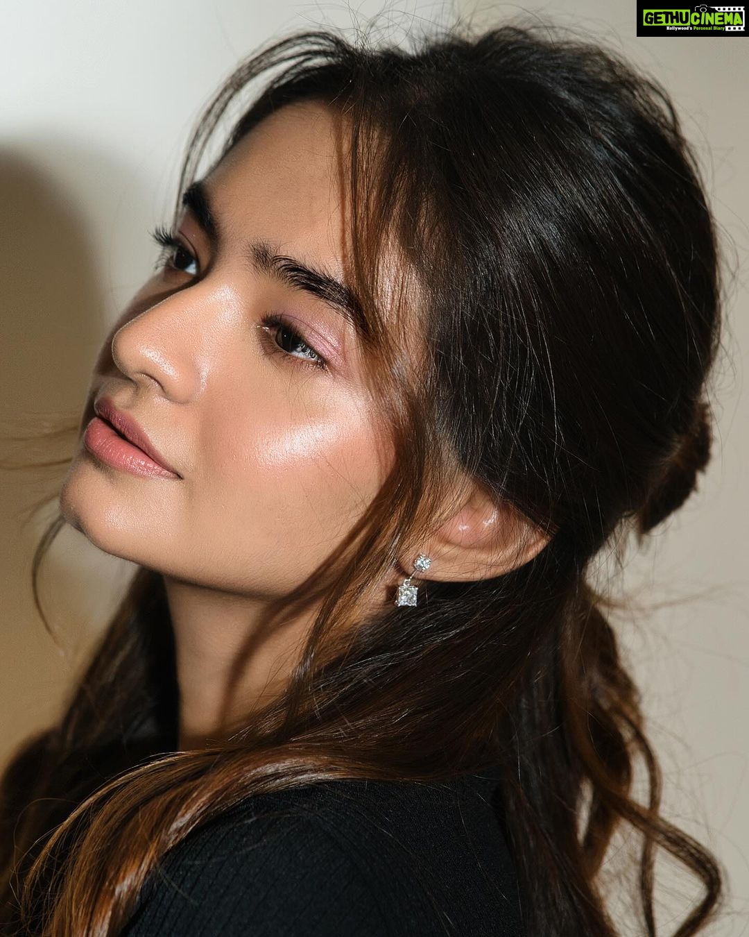 Anushka Sen Instagram - 🦋🖤✨🪄 . Makeup @makeupbysalonij Hair @hairbyradhika 📸 @miteshsphotography