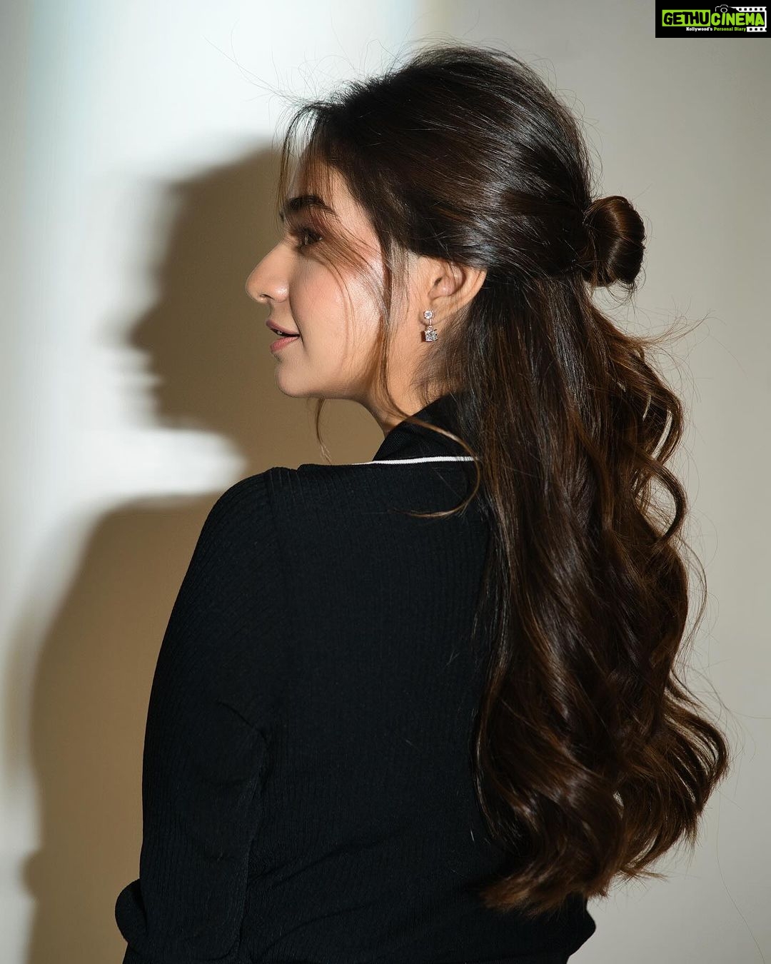 Anushka Sen Instagram - 🦋🖤✨🪄 . Makeup @makeupbysalonij Hair @hairbyradhika 📸 @miteshsphotography
