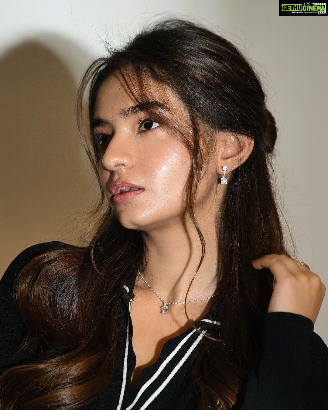Anushka Sen Instagram - 🦋🖤✨🪄 . Makeup @makeupbysalonij Hair @hairbyradhika 📸 @miteshsphotography