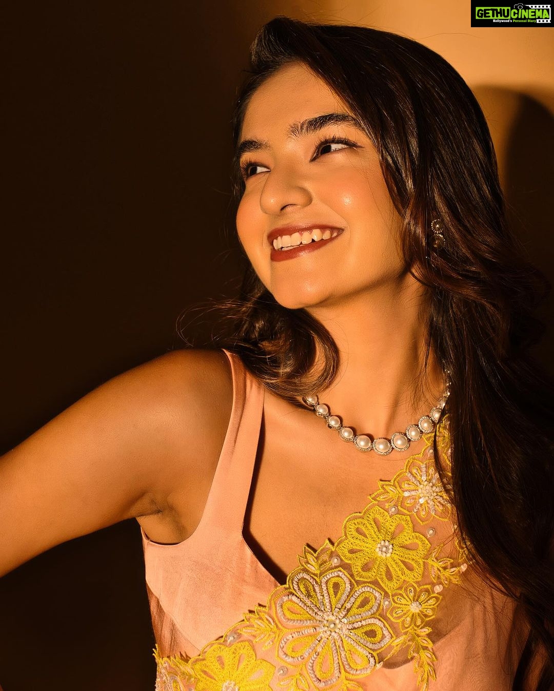 Anushka Sen Instagram - 🪄🤗✨ . Makeup by Me! 📸 @miteshsphotography Jewellery @anaqajewels Styled by @shreejarajgopal Wearing @madzinlabel