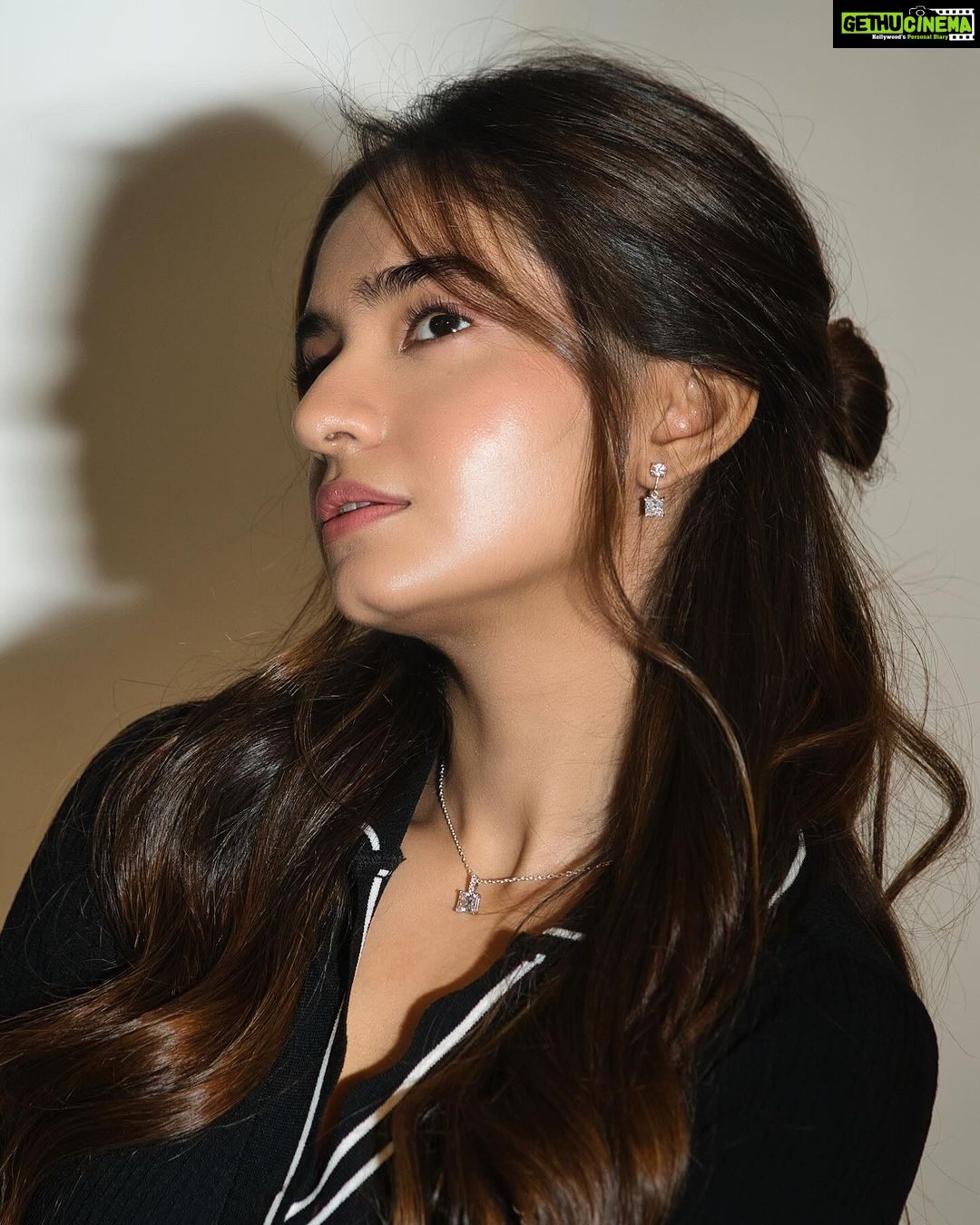Anushka Sen Instagram - 🦋🖤✨🪄 . Makeup @makeupbysalonij Hair @hairbyradhika 📸 @miteshsphotography