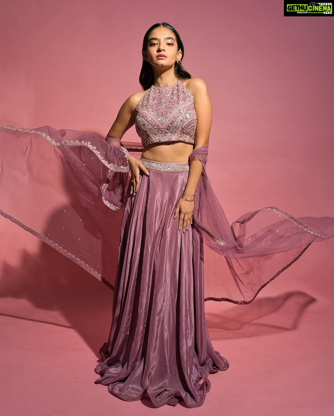 Anushka Sen Instagram - dancing in the moonlight 🌙 . Outfit @panihari_mumbai Jewellery @miranabymegha Styled by @stylingbyvictor @sohail__mughal___ Assisted by @styleby_antara @janvijain123 Makeup @makeupbysalonij Hair @hairbyradhika 📸 @miteshsphotography