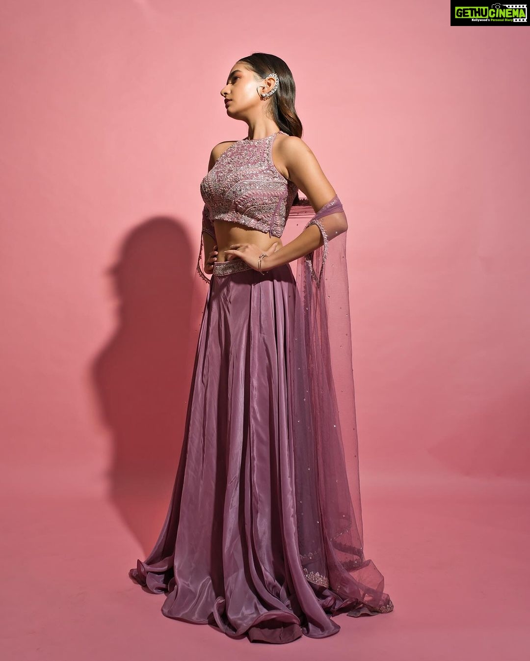 Anushka Sen Instagram - dancing in the moonlight 🌙 . Outfit @panihari_mumbai Jewellery @miranabymegha Styled by @stylingbyvictor @sohail__mughal___ Assisted by @styleby_antara @janvijain123 Makeup @makeupbysalonij Hair @hairbyradhika 📸 @miteshsphotography