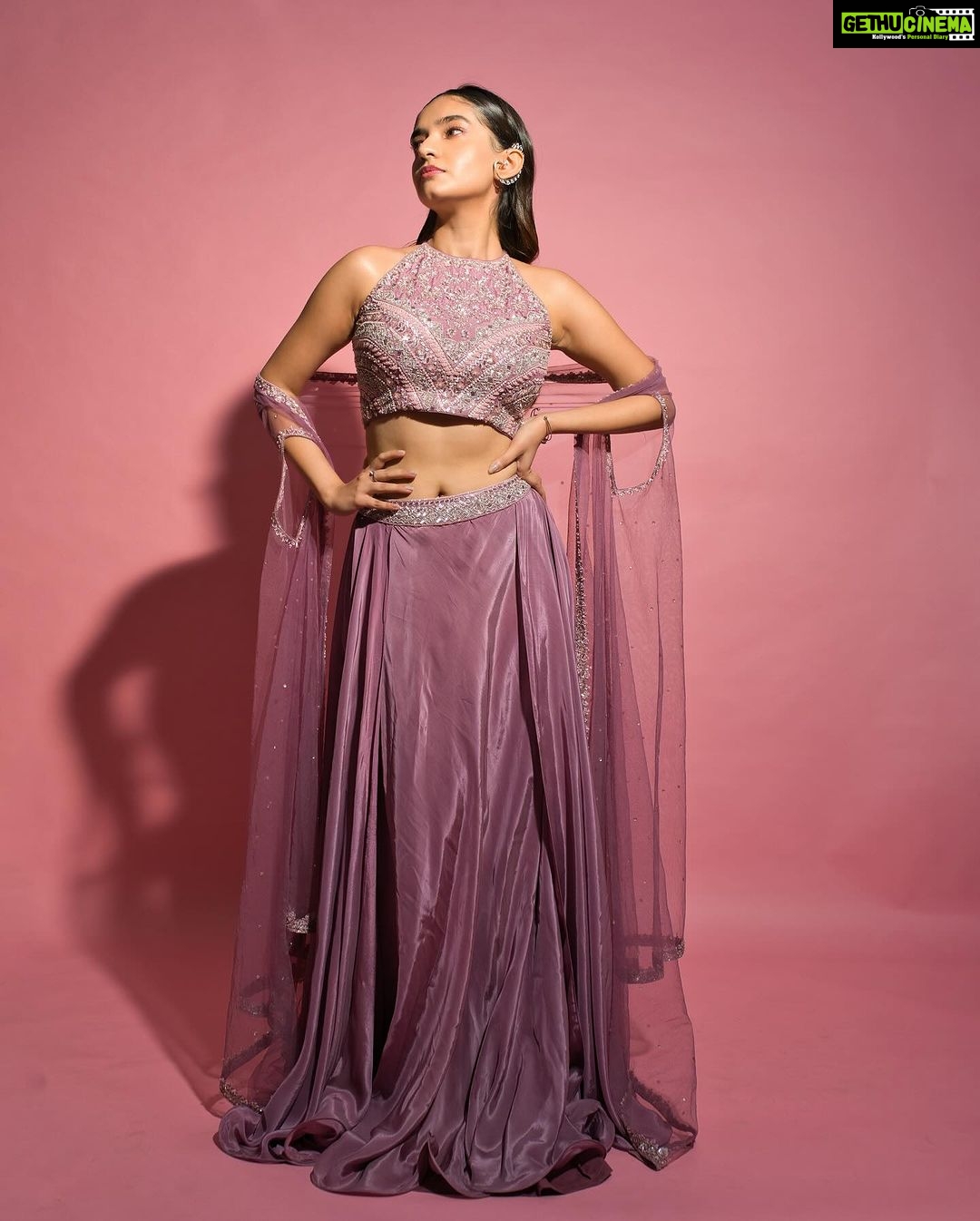 Anushka Sen Instagram - dancing in the moonlight 🌙 . Outfit @panihari_mumbai Jewellery @miranabymegha Styled by @stylingbyvictor @sohail__mughal___ Assisted by @styleby_antara @janvijain123 Makeup @makeupbysalonij Hair @hairbyradhika 📸 @miteshsphotography