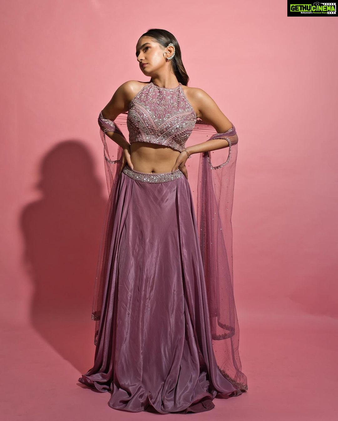 Anushka Sen Instagram - dancing in the moonlight 🌙 . Outfit @panihari_mumbai Jewellery @miranabymegha Styled by @stylingbyvictor @sohail__mughal___ Assisted by @styleby_antara @janvijain123 Makeup @makeupbysalonij Hair @hairbyradhika 📸 @miteshsphotography