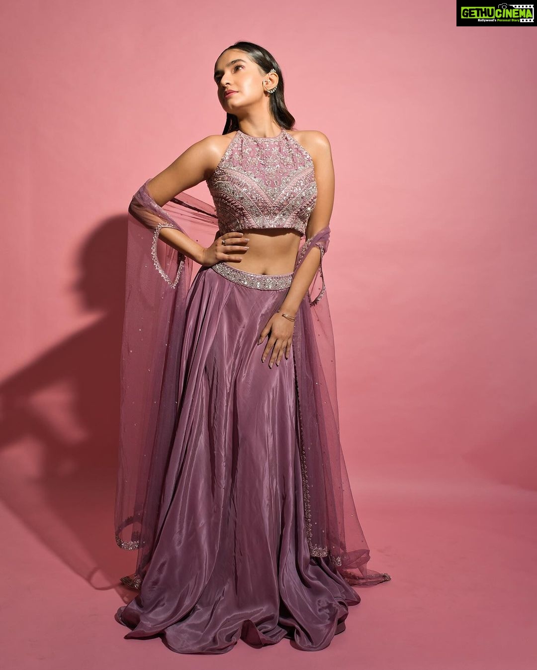 Anushka Sen Instagram - dancing in the moonlight 🌙 . Outfit @panihari_mumbai Jewellery @miranabymegha Styled by @stylingbyvictor @sohail__mughal___ Assisted by @styleby_antara @janvijain123 Makeup @makeupbysalonij Hair @hairbyradhika 📸 @miteshsphotography