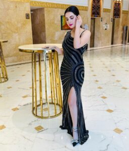 Anusmriti Sarkar Instagram - Few hours in Delhi to promote our movie “Hum Tumhe Chahte Hain ✨🧿🧿

Outfit - @majesticbyjapnah 
Heels- @stevemadden 
Styling - @stylebyaaash 

#movie #promotion #black #custom #gown #event #release #sunday #as #anusmriti #anusmritisarkar