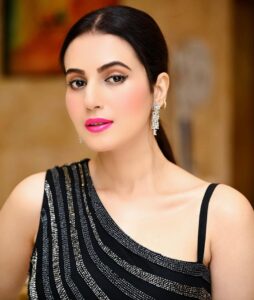 Anusmriti Sarkar Instagram - Few hours in Delhi to promote our movie “Hum Tumhe Chahte Hain ✨🧿🧿

Outfit - @majesticbyjapnah 
Heels- @stevemadden 
Styling - @stylebyaaash 

#movie #promotion #black #custom #gown #event #release #sunday #as #anusmriti #anusmritisarkar