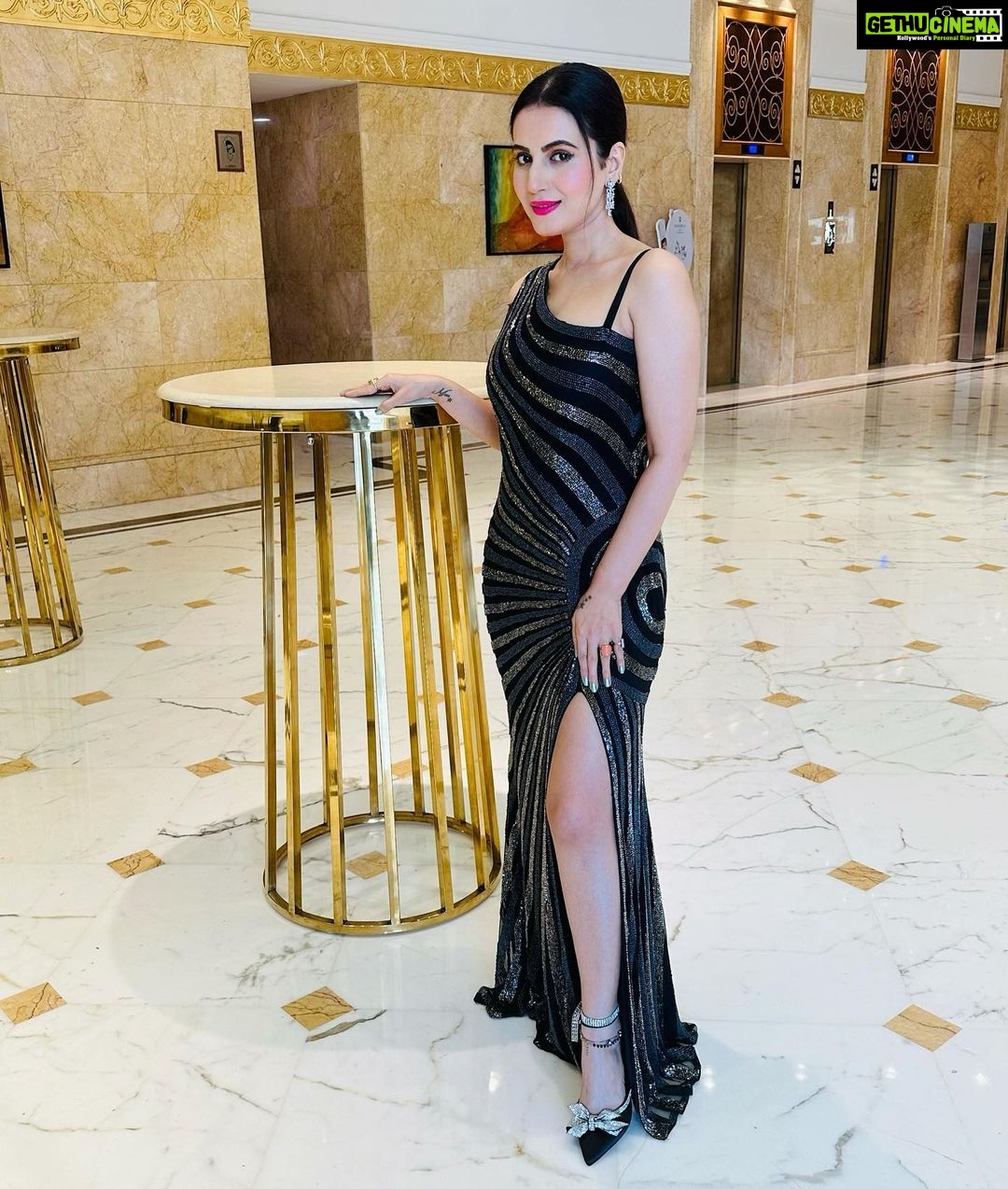 Anusmriti Sarkar - 80.4K Likes - Few hours in Delhi to promote our movie “Hum Tumhe Chahte Hain ✨🧿🧿
Outfit - @majesticbyjapnah
Heels- @stevemadden
Styling - @stylebyaaash
#movie #promotion #black #custom #gown #event #release #sunday #as #anusmriti #anusmritisarkar