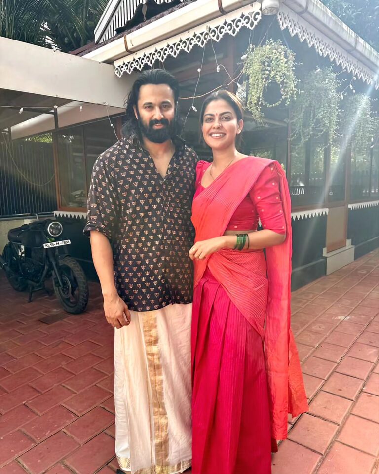 Anusree Instagram - Happy birthday Unni chettoi.....❤️❤️ @iamunnimukundan Wishing you a year ahead filled with success and happiness 😊❤️🎂🎉🙏 #birthday #happiness #home #celebration Ottapalam