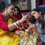 Aparajita Auddy Instagram – আমার এবছরের মা লক্ষ্মীর সাজ এবারে মা লক্ষীর যে পোশাক এবং যে গয়না সেটা মায়াপুর থেকে আমার এক বোন পাঠিয়েছেন (দেবযানি) তার বাড়ি আমরা ঘরে ঘরে zee বাংলার জন্যে গিয়েছিলাম তার গোপাল আছে এবং তার গোপাল আমার মা লক্ষীকে অর্থাৎ তার বউকে তার পোশাক এবং গয়না পাঠিয়েছে ন তাই মা এবারে চটপট করে খুব সুন্দর ভাবে সেজে নিয়েছে।#Instagram#goodvibes#love#maalakshmi