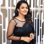 Aparna Das Instagram – This saree and this day ❤️‍🔥
#black 

Styling: @gayathribalasubramanian21 
Outfit: @hafsaaddotcom
Accessories: @fineshinejewels
Pc: @varuun.jpg
HMU: @teamdiamondartistry