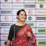 Apoorva Arora Instagram - Rising star (female) of the year मैं बहुत ही simple सोच रखती हूँ, अपने मन की ख़ुशी के लिए काम करो और घर आ जाओ। कलाकार होने का सबसे बड़ा फ़ायदा है की ये कर पाना मुमकिन है। लेकिन अपने काम के लिए सराहना और validation मन ही मन में हर कलाकार चाहता है। इस award के रूप में मुझे ये देने के लिये @adgully का दिल से शुक्रिया। College Romance S3 के साथ साथ हर season की पूरी टीम इस जीत में भागीदार है। Thank you very much @thetimeliners @arunabhkumar @parijat_joshi @_shiv03 @ashutoshchaturvedi Pankaj Mavchi @photovideowala और मेरे प्यारे साथी, सभी actors को SATSRIAKAAL VEERE @whogaganarora @nupurnagpal02 @thefilmykudi @jahnvirawat @eklaveykashyap @oyemanjot @ankurpathak03 Keshav Sadhna My saree is from @tamairafashion ❤️