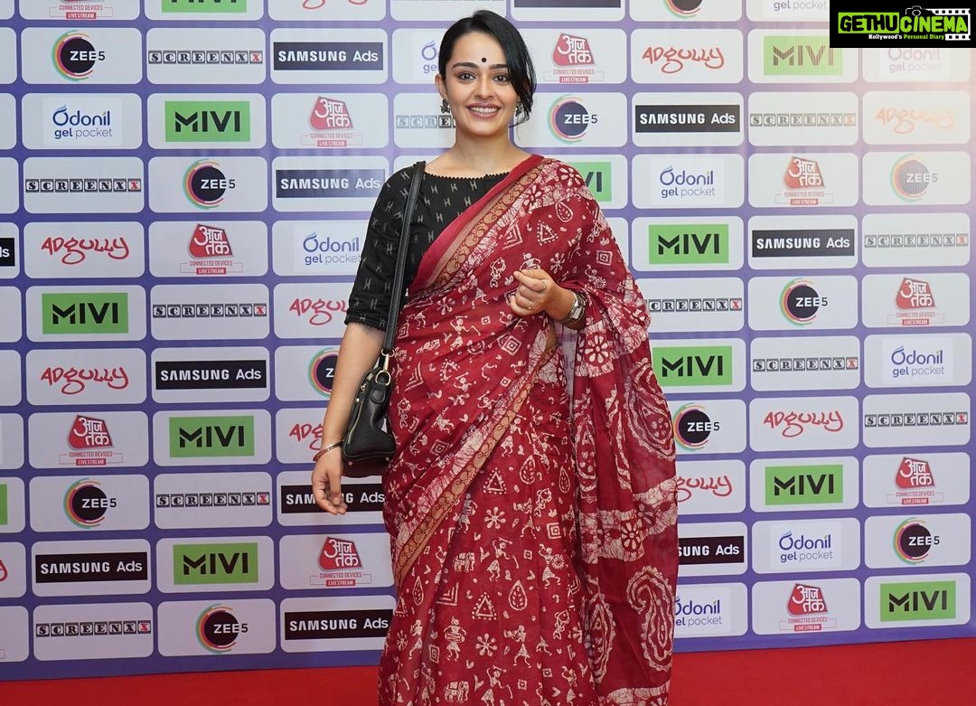 Apoorva Arora Instagram - Rising star (female) of the year मैं बहुत ही simple सोच रखती हूँ, अपने मन की ख़ुशी के लिए काम करो और घर आ जाओ। कलाकार होने का सबसे बड़ा फ़ायदा है की ये कर पाना मुमकिन है। लेकिन अपने काम के लिए सराहना और validation मन ही मन में हर कलाकार चाहता है। इस award के रूप में मुझे ये देने के लिये @adgully का दिल से शुक्रिया। College Romance S3 के साथ साथ हर season की पूरी टीम इस जीत में भागीदार है। Thank you very much @thetimeliners @arunabhkumar @parijat_joshi @_shiv03 @ashutoshchaturvedi Pankaj Mavchi @photovideowala और मेरे प्यारे साथी, सभी actors को SATSRIAKAAL VEERE @whogaganarora @nupurnagpal02 @thefilmykudi @jahnvirawat @eklaveykashyap @oyemanjot @ankurpathak03 Keshav Sadhna My saree is from @tamairafashion ❤️