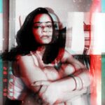 Apoorva Arora Instagram - दो चार गाम राह को हमवार देखना फिर हर क़दम पे इक नई दीवार देखना आँखों की रौशनी से है हर संग आईना हर आइने में ख़ुद को गुनहगार देखना हर आदमी में होते हैं दस बीस आदमी जिस को भी देखना हो कई बार देखना मैदाँ की हार जीत तो क़िस्मत की बात है टूटी है किस के हाथ में तलवार देखना दरिया के इस किनारे सितारे भी फूल भी दरिया चढ़ा हुआ हो तो उस पार देखना अच्छी नहीं है शहर के रस्तों से दोस्ती आँगन में फैल जाए न बाज़ार देखना -निदा फ़ाज़ली