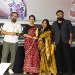 Apoorva Arora Instagram - Rising star (female) of the year मैं बहुत ही simple सोच रखती हूँ, अपने मन की ख़ुशी के लिए काम करो और घर आ जाओ। कलाकार होने का सबसे बड़ा फ़ायदा है की ये कर पाना मुमकिन है। लेकिन अपने काम के लिए सराहना और validation मन ही मन में हर कलाकार चाहता है। इस award के रूप में मुझे ये देने के लिये @adgully का दिल से शुक्रिया। College Romance S3 के साथ साथ हर season की पूरी टीम इस जीत में भागीदार है। Thank you very much @thetimeliners @arunabhkumar @parijat_joshi @_shiv03 @ashutoshchaturvedi Pankaj Mavchi @photovideowala और मेरे प्यारे साथी, सभी actors को SATSRIAKAAL VEERE @whogaganarora @nupurnagpal02 @thefilmykudi @jahnvirawat @eklaveykashyap @oyemanjot @ankurpathak03 Keshav Sadhna My saree is from @tamairafashion ❤️