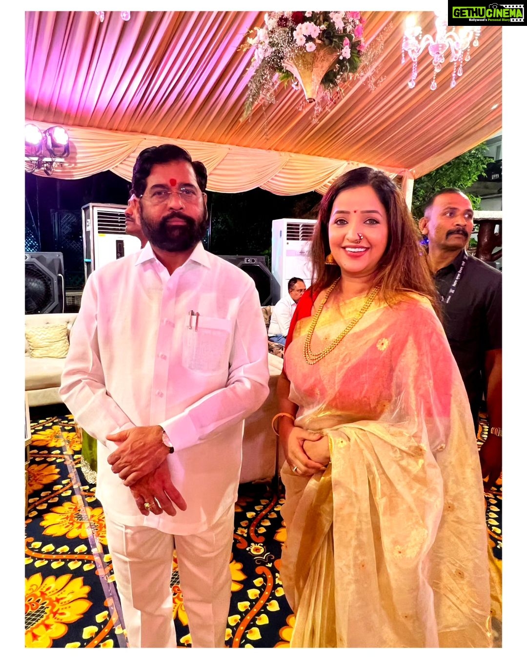 Apurva Nemlekar Instagram - . राज्याचे मुख्यमंत्री सन्मानीय एकनाथजी शिंदे साहेब यांच्या घरी गणेशदर्शनासाठीच्या निमंत्रणानें आनंद वाटला. त्यांनी जय्यत केलेलं स्वागत, आणि कौटुंबिक आपुलकीने केलेला पाहुणचार, आणि बाप्पाच्या आशीर्वादाने खूप खूप धन्य झाले....,!! बाप्पा सर्वांना सुखी ठेव 🙏🏻🙏🏻🙏🏻🙏🏻 . @cmomaharashtra_ @mieknathshinde . #apurvanemlekar #chiefminister #eknathjishindesaheb #CM #varshabungalow #ganpatibappamorya #ganeshotsav2023 Varsha Bungalow Official Residence of Chief Minister of Maharashtra
