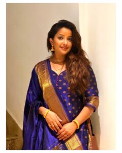 Apurva Nemlekar Instagram - Royal blue has my heart ❤️ . Pc - @musafirhumainn . #apurvanemlekar #paithanidress #royalblue #festiveready