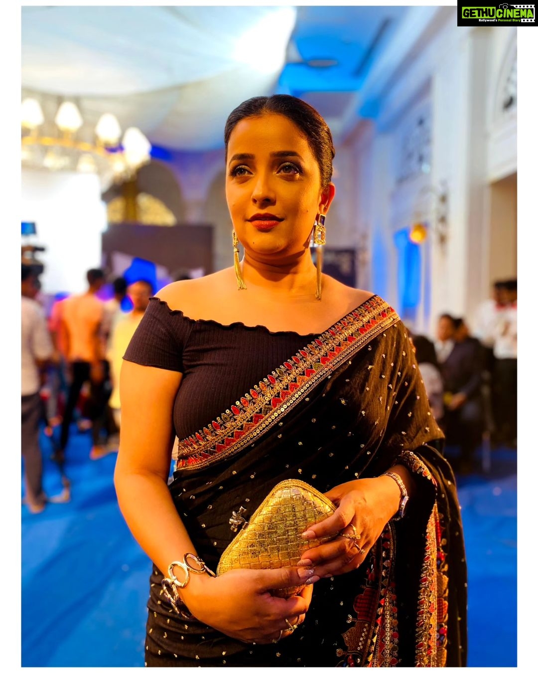 Apurva Nemlekar Instagram - . When glam strikes, it’s electrifying..💃 . Pc - @24_7kalakar Makeup - @makeupartist_9201 . #apurvanemlekar #premachigoshtaonstarpravah #saavni💃 #StarPravah #ladyinblack #ladyofwords #ladywithgrace #hazeleyes #blacksaree #glamorous #sareelover