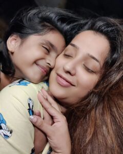 Apurva Nemlekar Instagram - .
Nights that i crave for ❤️
Adika my princess... my cute Lil niece 😘 she calls it "lovie lovie nights" 
.
#apurvanemlekar #amazingnights #babygirl #niecelove #lovielovie #lovie