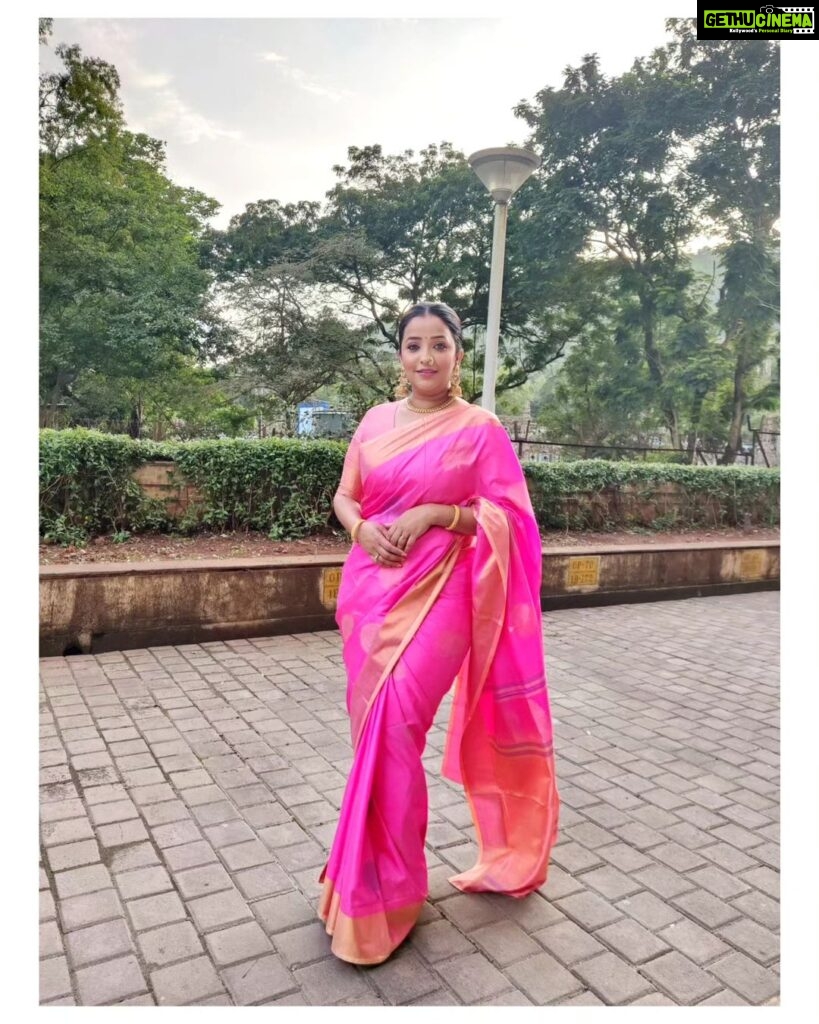 Apurva Nemlekar Instagram - . Festive vibes ✨ . Pc - @aneket.flp . #apurvanemlekar #ladyofwords #festiveready #ganeshotsav2023 #bappamorya #sareelover #pink